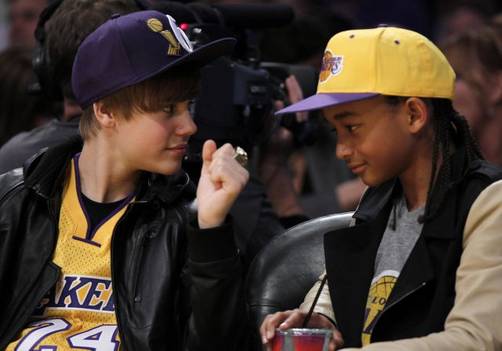 Justin Bieber fue fotografiado usando el anillo de campeón de los Lakers