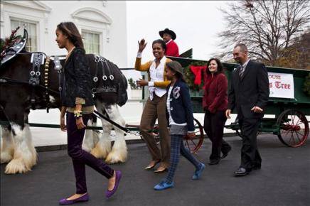 La familia Obama recibe el árbol de Navidad de la Casa Blanca