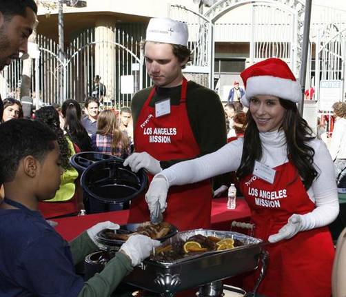 Jennifer Love Hewitt celebra una navidad solidaria