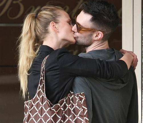 El vocalista de Maroon 5 y su novia demustra su amor en Los Angeles
