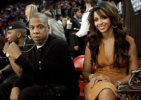 Beyoncé es consentida por su esposo Jay-Z en Navidad