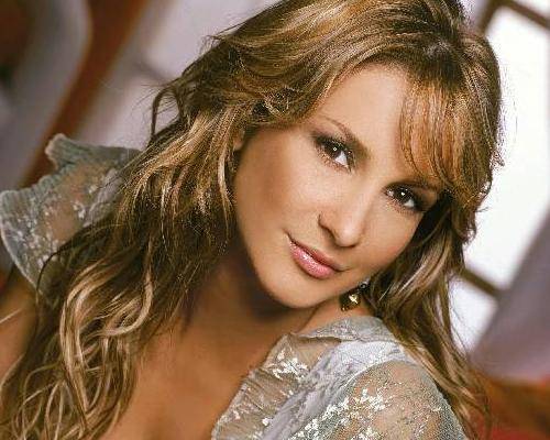 Claudia Leitte cantará junto a Rihanna en Rock in Rio