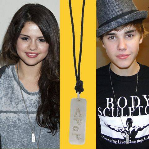 Justin Bieber y Selena Gómez usan el mismo collar PoP