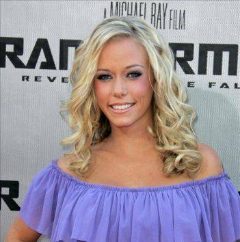 Kendra Wilkinson: Video lésbico de la ex conejita está por salir a la venta