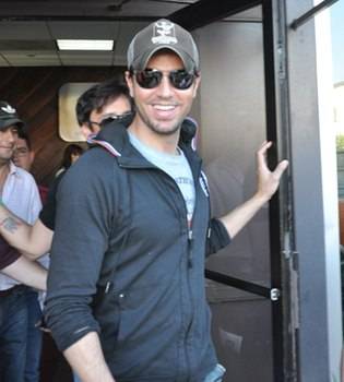 Enrique Iglesias llega a Puerto Rico donde inicía su gira mundial