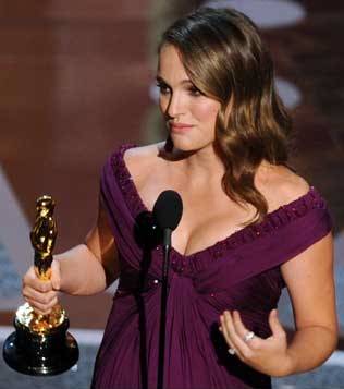 Natalie Portman, entre lágrimas, conquista el Oscar a 'mejor actriz'