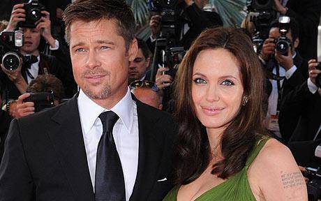 Angelina Jolie graba mensaje oculto en un regalo para Brad Pitt