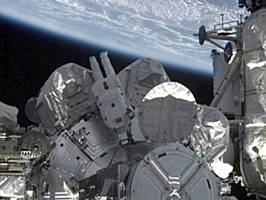 Astronautas del Discovery comienzan labores fuera del transbordador