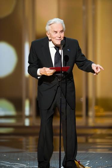 Kirk Douglas eclipsa a James Franco y Anne Hathaway en los Oscar 2011