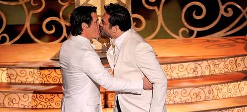 Javier Bardem besa a Josh Brolin en los Oscar 2011