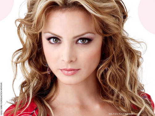 Silvia Navarro se desnuda en 'Labios Rojos'