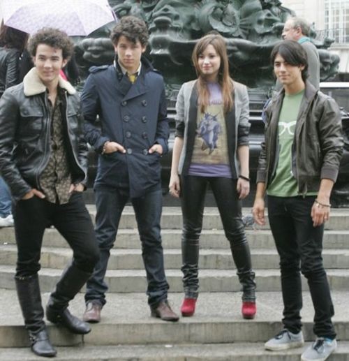 Los Jonas Brothers junto a Demi Lovato en Tour Mundial Camp Rock 2010