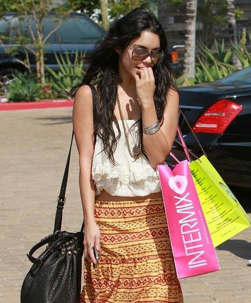 Vanessa Hudgens de compras en Malibu