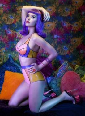 Katy Perry se viste de látex para promocionar su nuevo disco Katy Perry se viste de látex para promocionar su nuevo disco