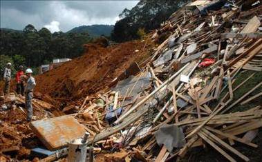 Siguen sepultadas entre 20 y 30 personas por derrumbe en el noroeste de Colombia