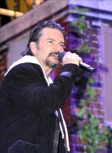 Ricardo Arjona desolado por la muerte de su padre