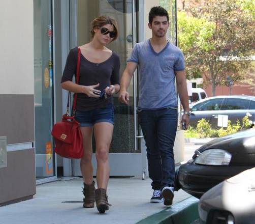 Ashley Greene ya escogió el disfraz que Joe Jonas usará en Halloween