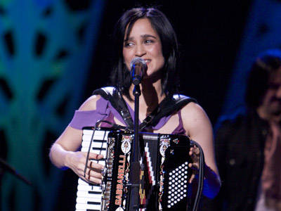 Julieta Venegas dice que es igual recibir premios de pop o rock