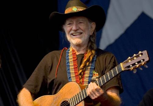 Arrestan a Willie Nelson por posesión de drogas