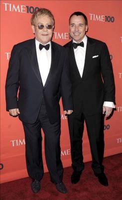 Elton John ya es padre de un niño gracias a una madre de alquiler