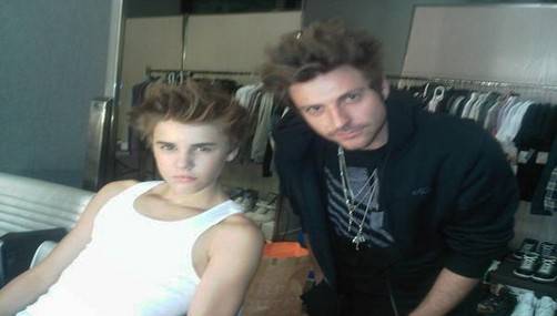 Justin Bieber sube al Twitter una foto imitando el peinado de Robert Pattinson