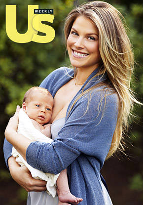 Ali Larter presenta a su primer hijo