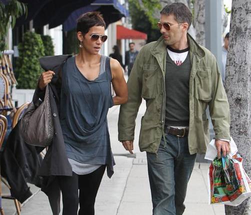 Halle Berry y Oliver Martínez mejor que nunca