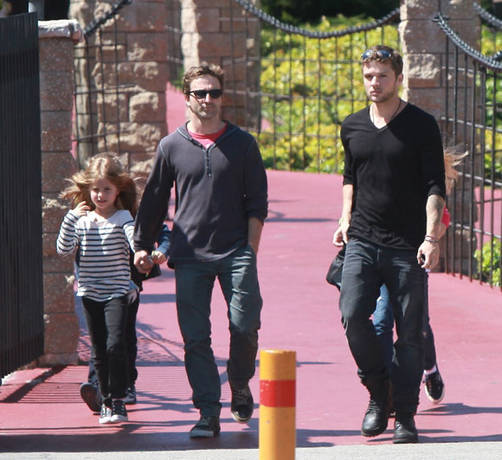 Reese Witherspoon de luna de miel y Ryan Phillippe cuida a sus hijos