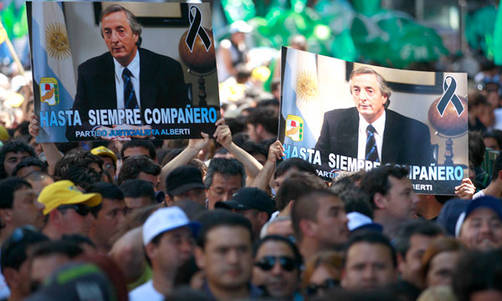 Argentina: Miles de personas despiden al ex presidente Néstor Kirchner