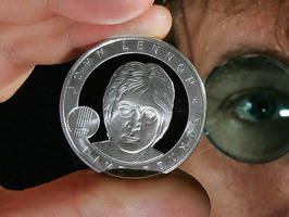 Emiten moneda de John Lennon en Inglaterra