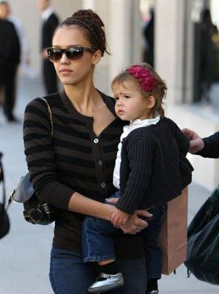 Jessica Alba dice que le gusta que su hija se vista como ella
