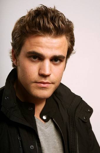 Paul Wesley complace a una fan mordiéndola en el brazo