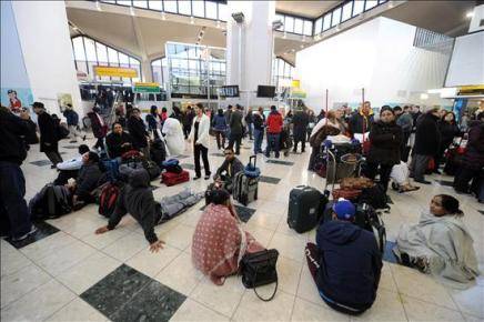 Continúa la pesadilla para miles de pasajeros en un aeropuerto neoyorquino