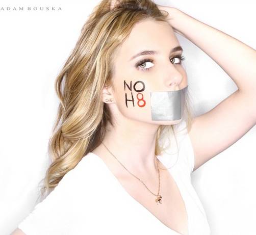 Emma Roberts posa para la campaña NOH8