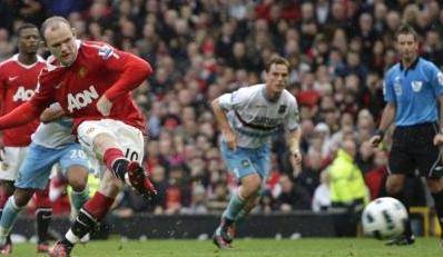 Rooney anota un gol de penal luego de seis meses sin marcar