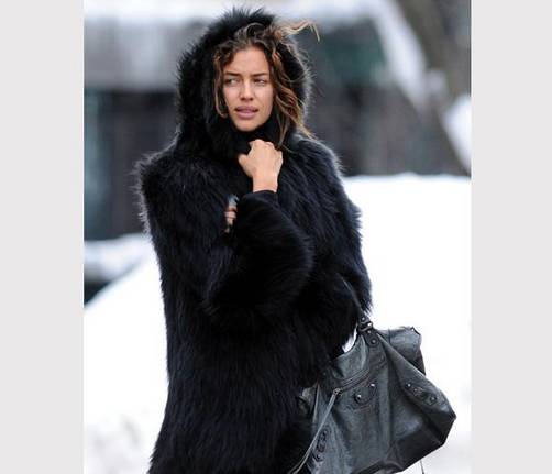 Irina Shayk impone estilo en Nueva York