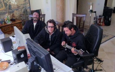 Charlie Sheen en el estudio de grabación con Snoop Dogg