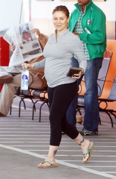 Alyssa Milano, embarazadísima hace Yoga