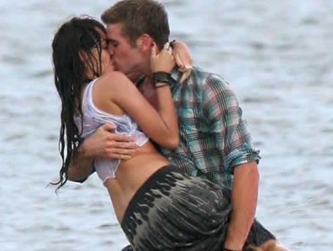 Miley Cyrus y Liam Hemsworth se divierten en parque acuático