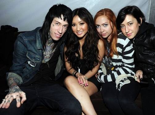 Trace Cyrus, Brenda Song: Tatuaje Ancla Amor