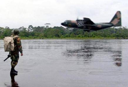 Un grupo de militares toma el aeropuerto de Quito en protesta contra el Gobierno