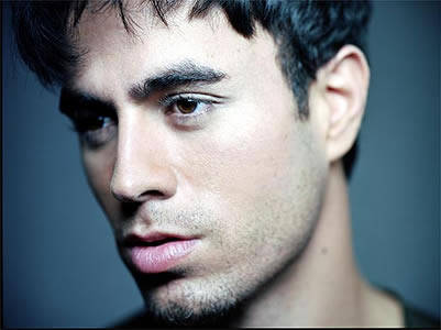 Enrique Iglesias recibe premio OL 2010