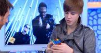 Vídeo: Justin Bieber resuelve un cubo de rubik en minuto y medio