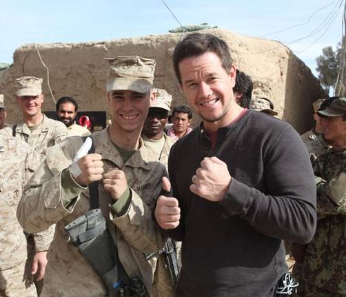 Mark Wahlberg visita marinos norteamericanos en Afganistan
