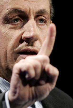 Ante masivas manifestaciones en Francia, firmeza y concesiones de Nicolas Sarkozy