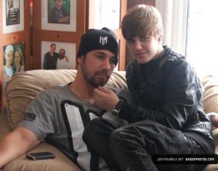 Justin Bieber muestra una foto con su padre