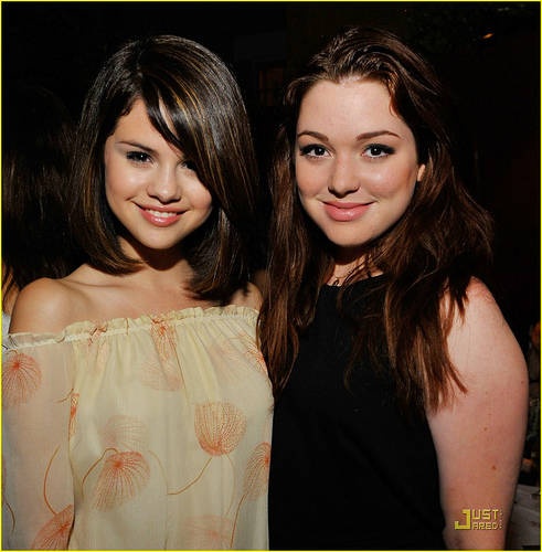 Jennifer Stone habla sobre su amistad con Selena G mez