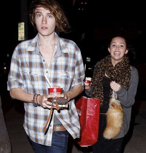 Fotos: Miley Cyrus de paseo con su hermano Braison