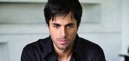Enrique Iglesias admira a Jimena Navarrete, Miss Universo 2010