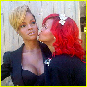 Rihanna besó su propia figura de cera